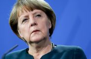 Меркель освистали во время визита в лагерь для беженцев