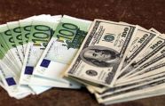 Эксперты: Рост евро по отношению к доллару - результат острой реакции на решение ЕЦБ