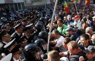 Протестующие в Кишиневе атаковали полицию