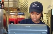 Дочь Обамы подрабатывает в рыбном ресторане