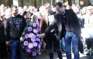 Протестующие принесли президенту похоронный венок