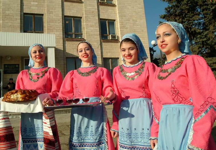 Гагаузы фото. Народы Молдавии Гагауз. Гагаузы и молдаване. Гагаузские женщины. Гагаузы девушки.