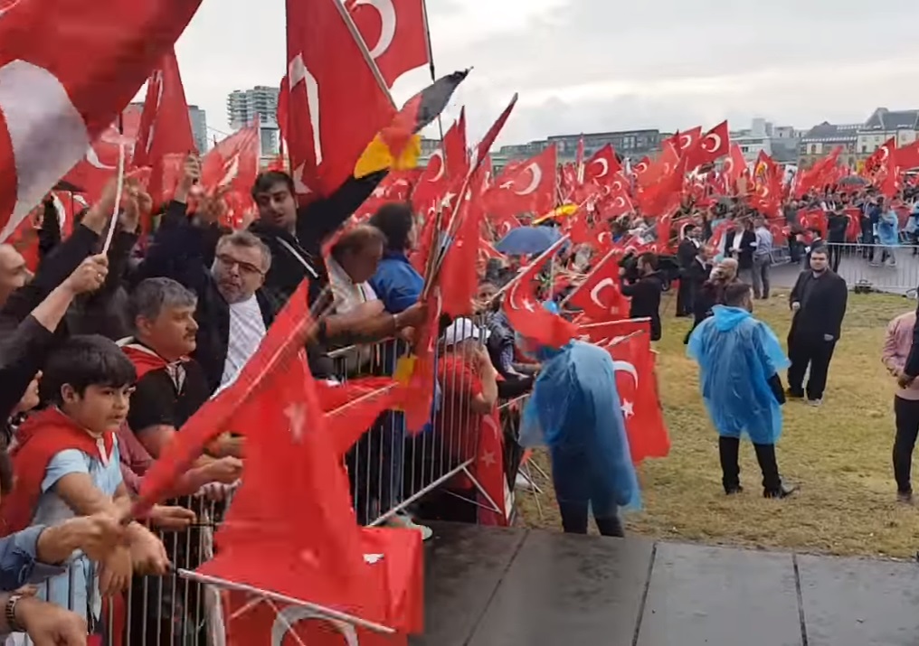 20 тысяч человек собрались в Кельне на акцию в поддержку Эрдогана (ВИДЕО)