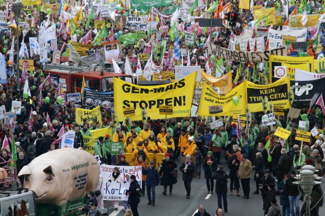 Десятки тысяч европейцев протестовали против подписания соглашения о свободной торговле между ЕС и США