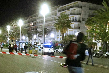 Теракт в Ницце: мотоциклист бросился под фуру террориста, чтобы остановить ее (ВИДЕО)