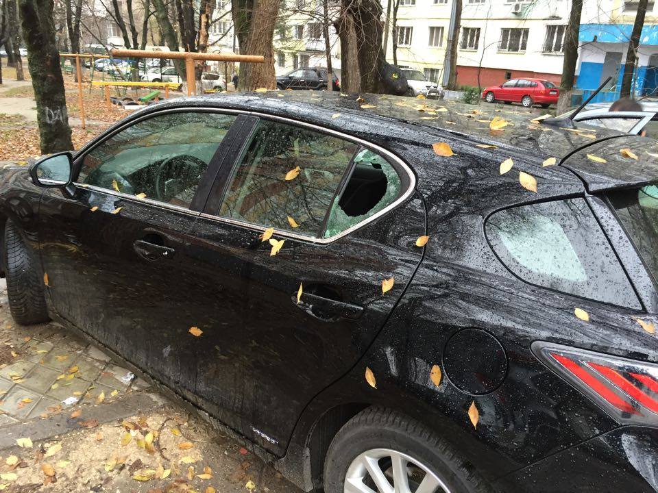 Разбитая машина во дворе. Побитые машины. Разбитый стекло машина. Машина с разбитым стеклом во дворе.