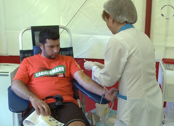 Zeci de oameni astăzi salvează vieți prin donări de sînge (VIDEO)