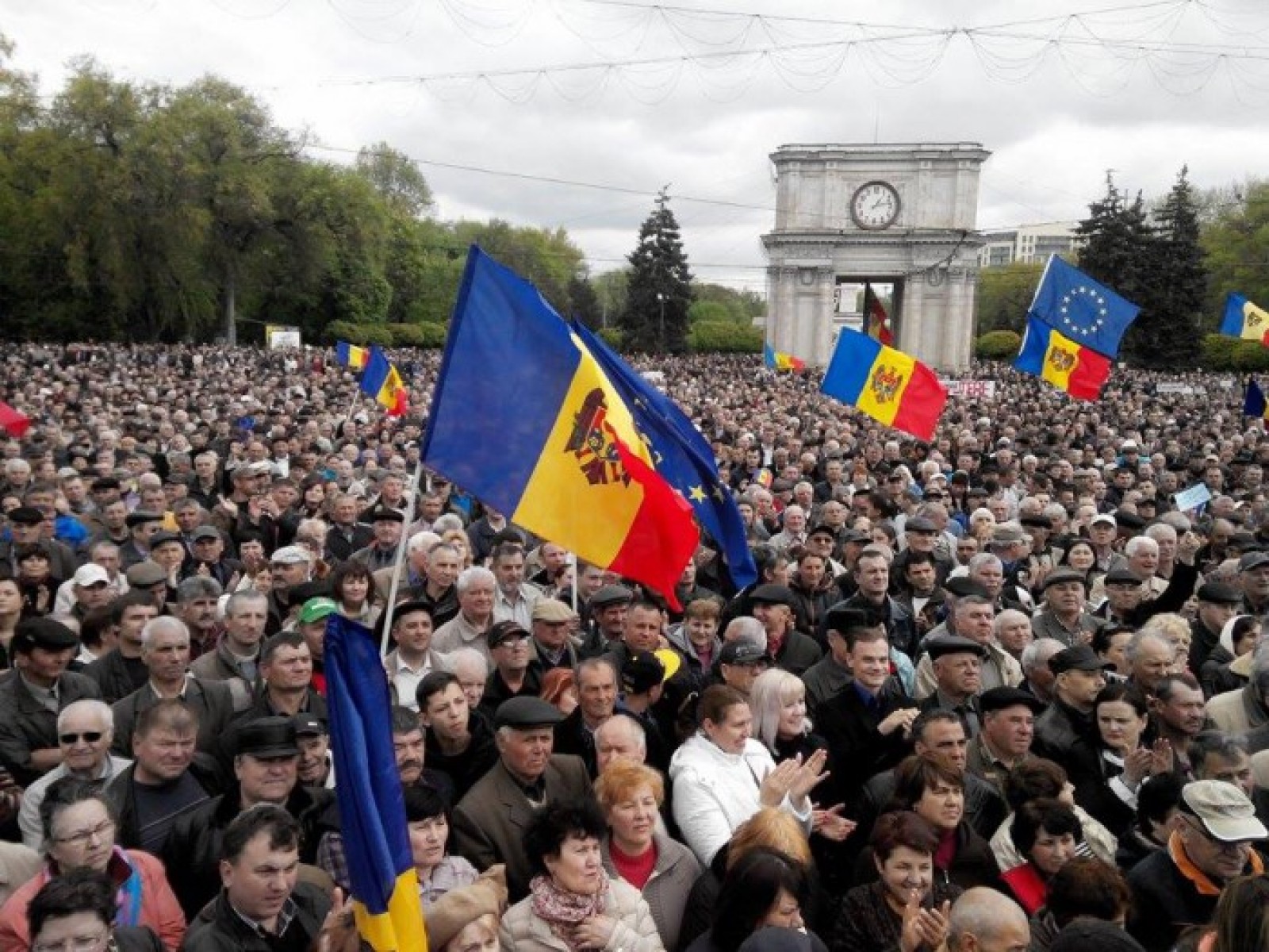 Лет молдове. Митинги в Молдавии. Протесты в Молдавии. Митинг в Гагаузии. Санду на митинге.