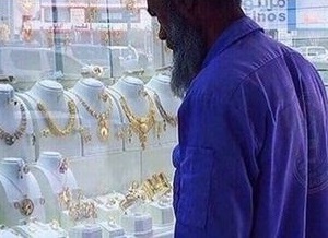 Жители Саудовской Аравии осыпали уборщика-мигранта золотом и смартфонами